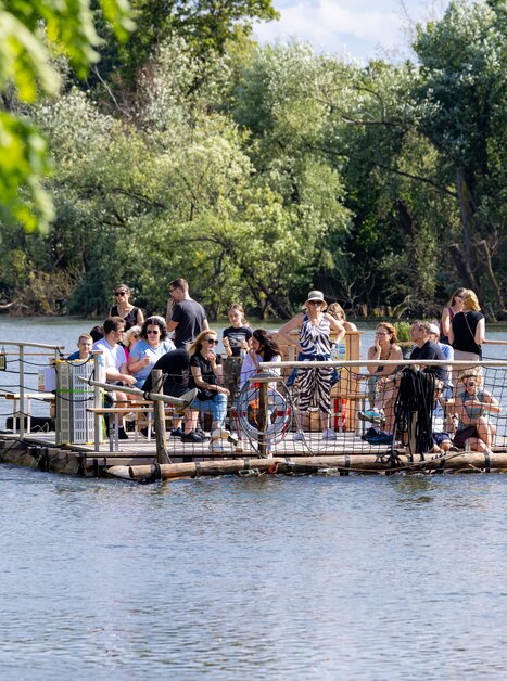 Groups of people on a raft on the Mur during rafting. | © Harry Schiffer