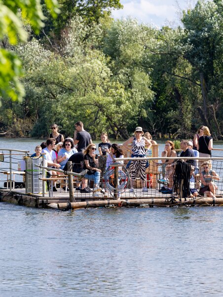 Groups of people on a raft on the Mur during rafting. | © Harry Schiffer