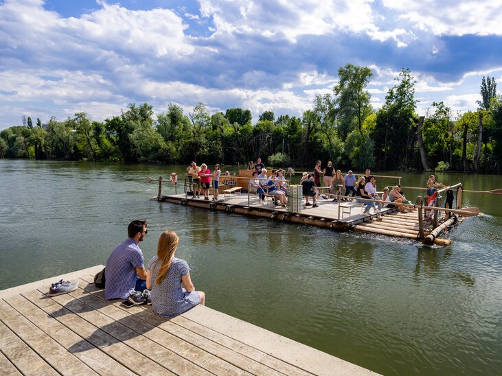 Groups on a raft on the Mur River in Graz, surrounded by nature. | © Harry Schiffer