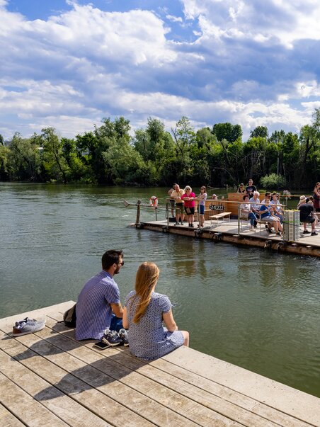 Groups on a raft on the Mur River in Graz, surrounded by nature. | © Harry Schiffer