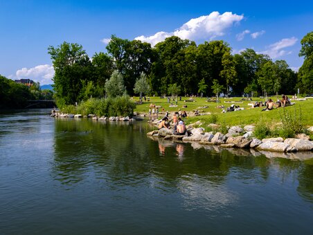 Relaxing by the Mur River in Graz with bathers and green areas. | © Harry Schiffer