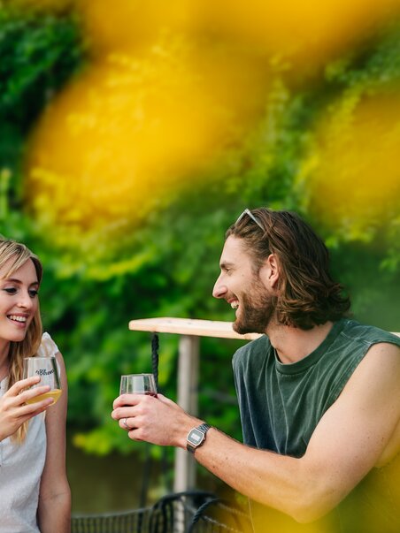 A couple enjoys cocktails in a relaxed atmosphere while rafting on the Mur River in Graz. | © Graz Tourismus - Mias Photoart