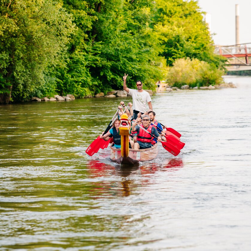 Un gruppo di persone che fa canoa sul fiume Mur a Graz, circondato da alberi. | © Graz Tourismus - Mias Photoart