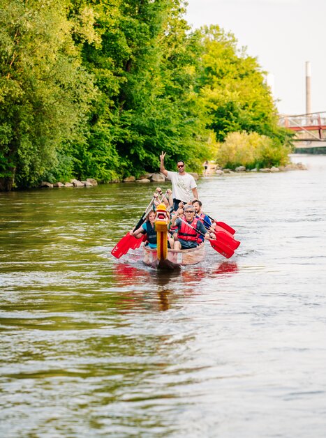 Un gruppo di persone che fa canoa sul fiume Mur a Graz, circondato da alberi. | © Graz Tourismus - Mias Photoart