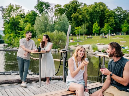 Friends enjoying drinks on a raft on the Mur River in Graz with fine weather. | © Graz Tourismus - Mias Photoart