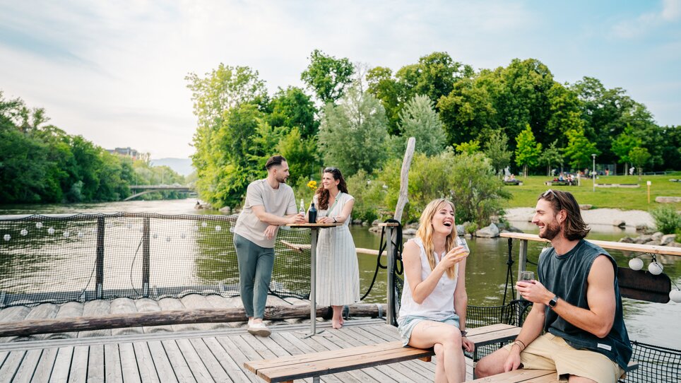 Friends enjoying river life at the Mur in Graz. | © Graz Tourismus - Mias Photoart