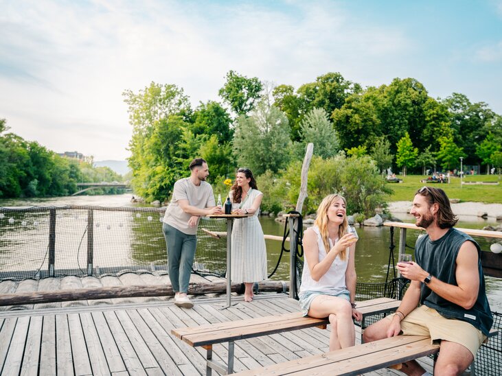 Friends enjoying river life at the Mur in Graz. | © Graz Tourismus - Mias Photoart