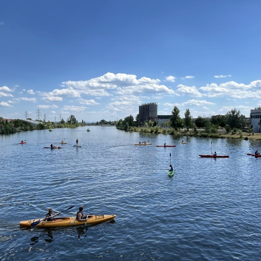 Canoisti sul fiume Mur a Graz in una giornata di sole. | © Die Flößerei