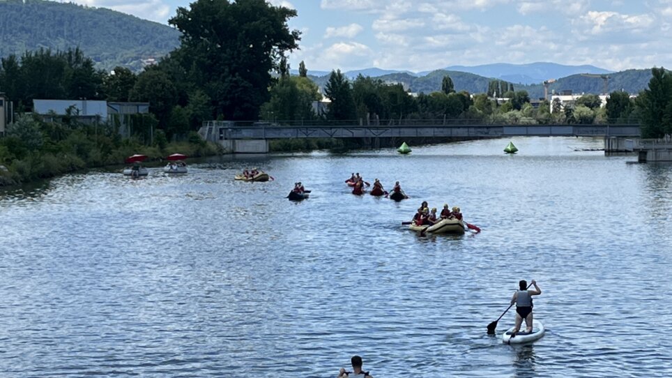 People paddling on the Mur in Graz, enjoying sunny weather. | © Die Flößerei