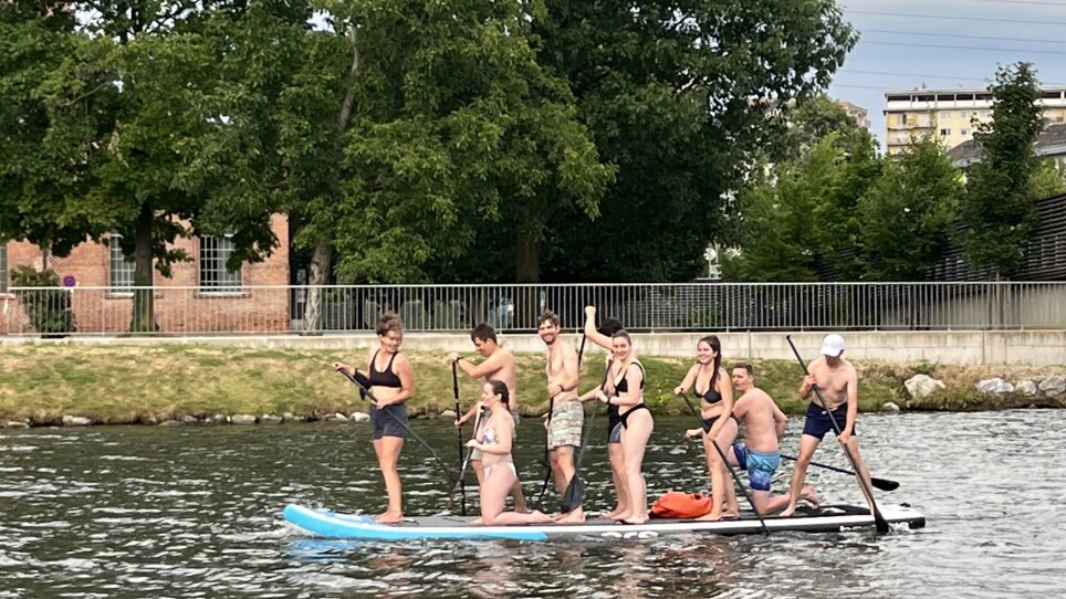 Group stand-up paddleboarding on the Mur River in Graz. Fun on the water. | © Die Flößerei
