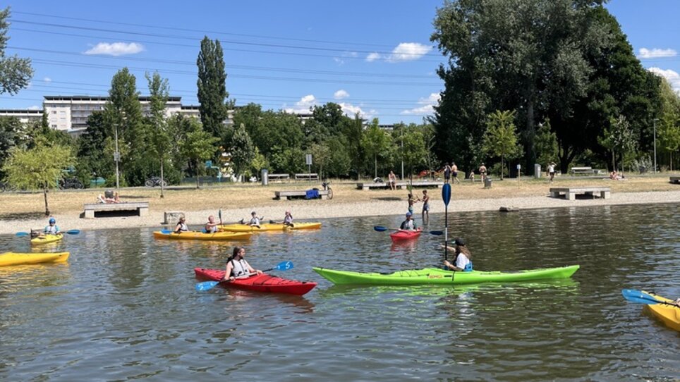 Canoisti sulla Mur a Graz con bel tempo. | © Die Flößerei