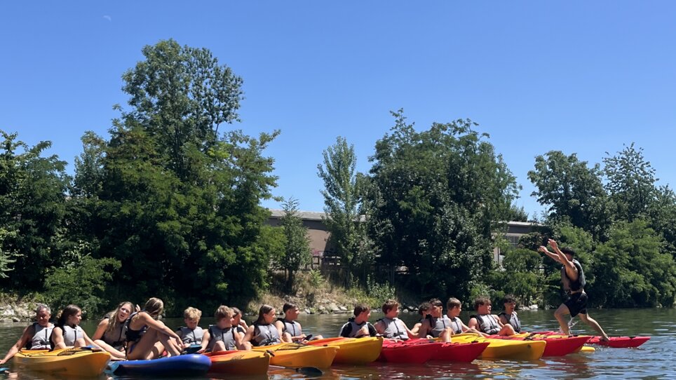 Gruppo di persone in kayak su un corso d'acqua in una giornata di sole. | © Die Flößerei