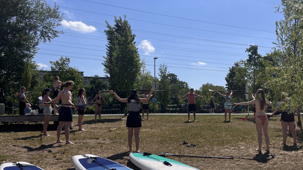 Gruppentraining mit Stand-Up-Paddle Boards an einem sonnigen Tag. | © Die Flößerei