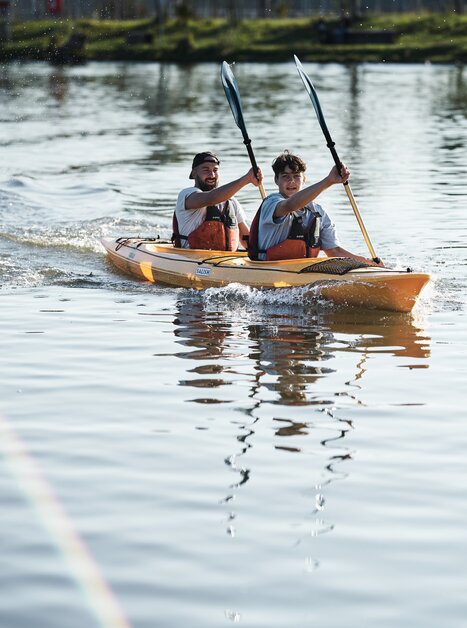 Due persone che remano felicemente in un kayak su acqua calma. | © Stefan Leitner