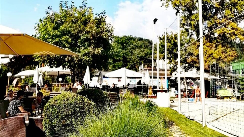 Cozy outdoor terrace of a restaurant in beautiful Graz. | © Mur Beach - Ingo Gruber
