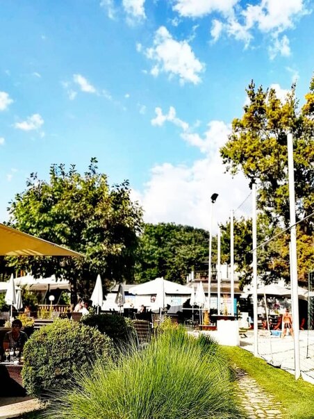 Cozy outdoor terrace of a restaurant in beautiful Graz. | © Mur Beach - Ingo Gruber