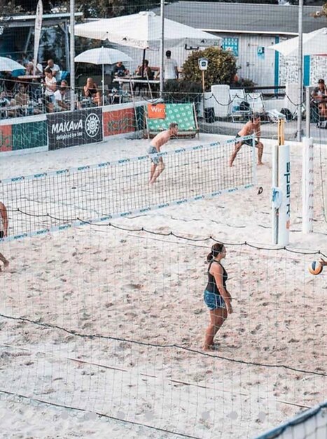 Strandvolleyballspiel in Graz, entspannte Atmosphäre mit Zuschauern. | © Mur Beach - Ingo Gruber