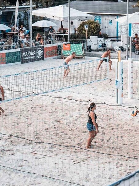 Beach volleyball game in Graz, relaxed atmosphere with spectators. | © Mur Beach - Ingo Gruber