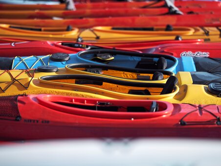 Vielfältige Kajaks in leuchtenden Farben aufgereiht. | © Stadtstrand Graz - Stefan Leitner