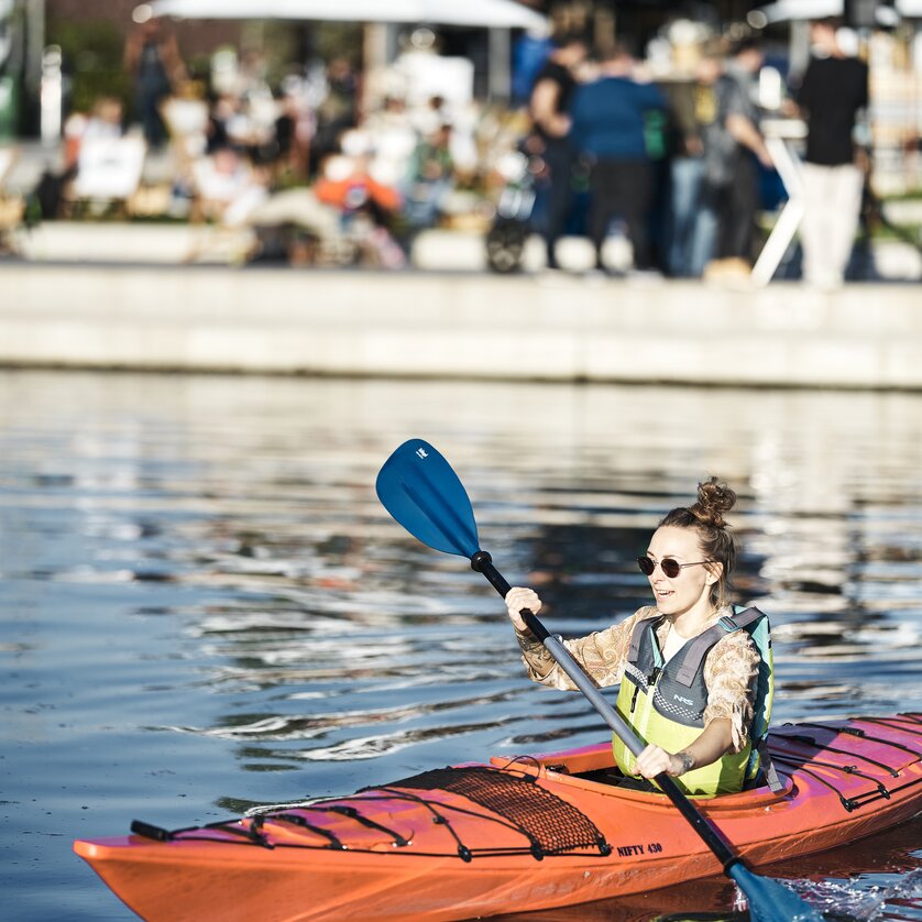 Boat Rental at Stadtstrand Graz | © Stefan Leitner A person kayaking at Stadtstrand Graz. | © Stefan Leitner