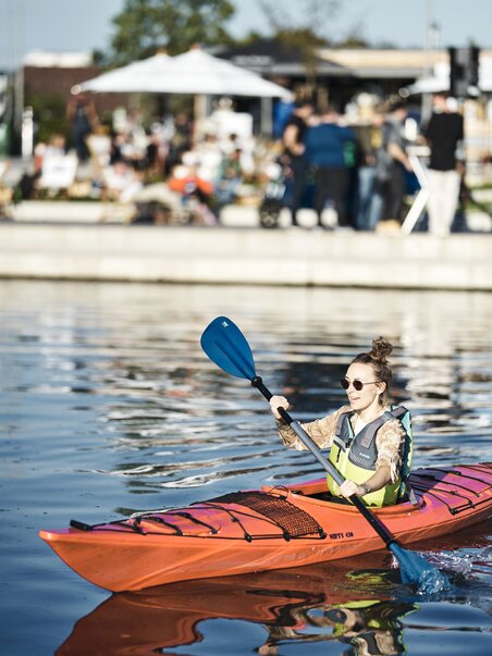 A person kayaking at Stadtstrand Graz. | © Stefan Leitner