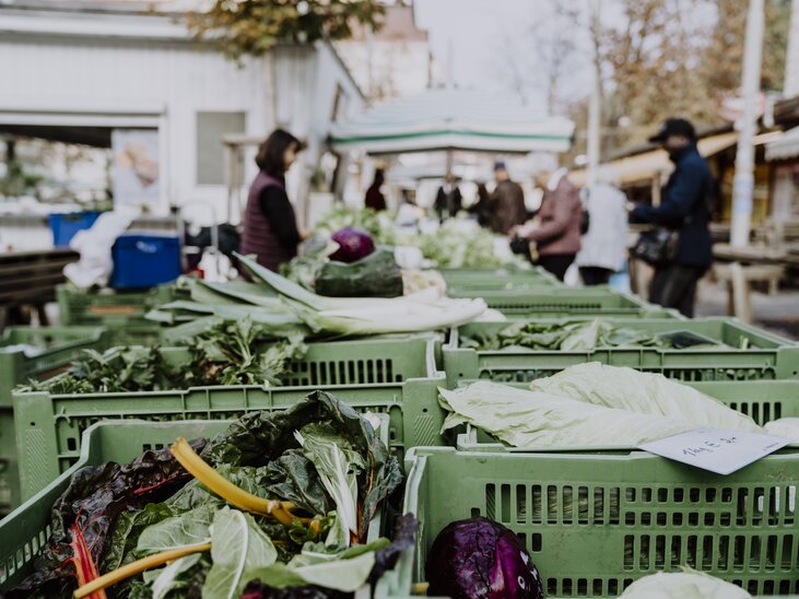 Vegetables at a market, with visitors in the background. | © Nina Söntgerath - Reisehappen