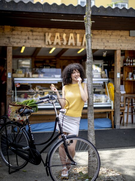 Young woman with bicycle at Kaiser Josef Market in Graz. | © Graz Tourismus - Tom Lamm