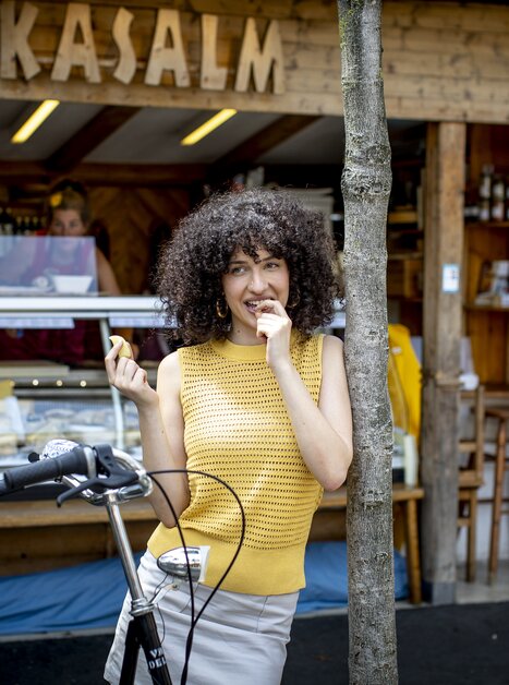 Donna con bicicletta e verdura al Mercato Kaiser Josef di Graz. | © Graz Tourismus - Tom Lamm
