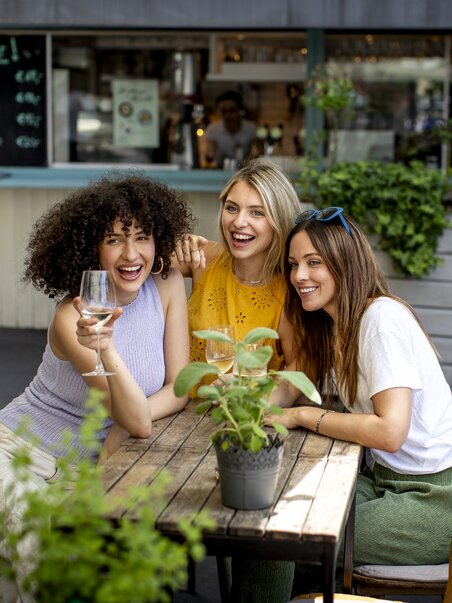 Friends at Kaiser-Josef-Market in Graz | © Graz Tourismus - Tom Lamm