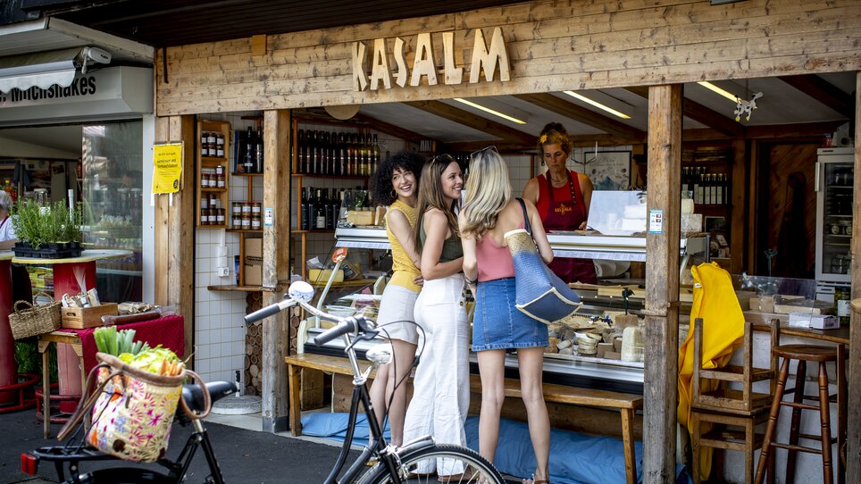 Drei Frauen stehen vor einem Marktstand in Graz. | © Graz Tourismus - Tom Lamm