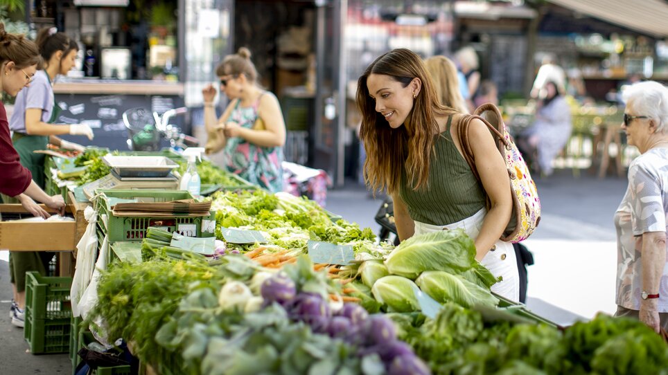 Einkauf von frischem Gemüse auf dem Kaiser Josef Markt. | © Graz Tourismus - Tom Lamm