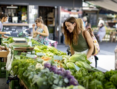 Acquisto di verdure fresche al Mercato Kaiser Josef. | © Graz Tourismus - Tom Lamm