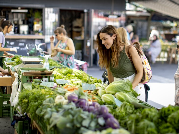 Einkauf von frischem Gemüse auf dem Kaiser Josef Markt. | © Graz Tourismus - Tom Lamm