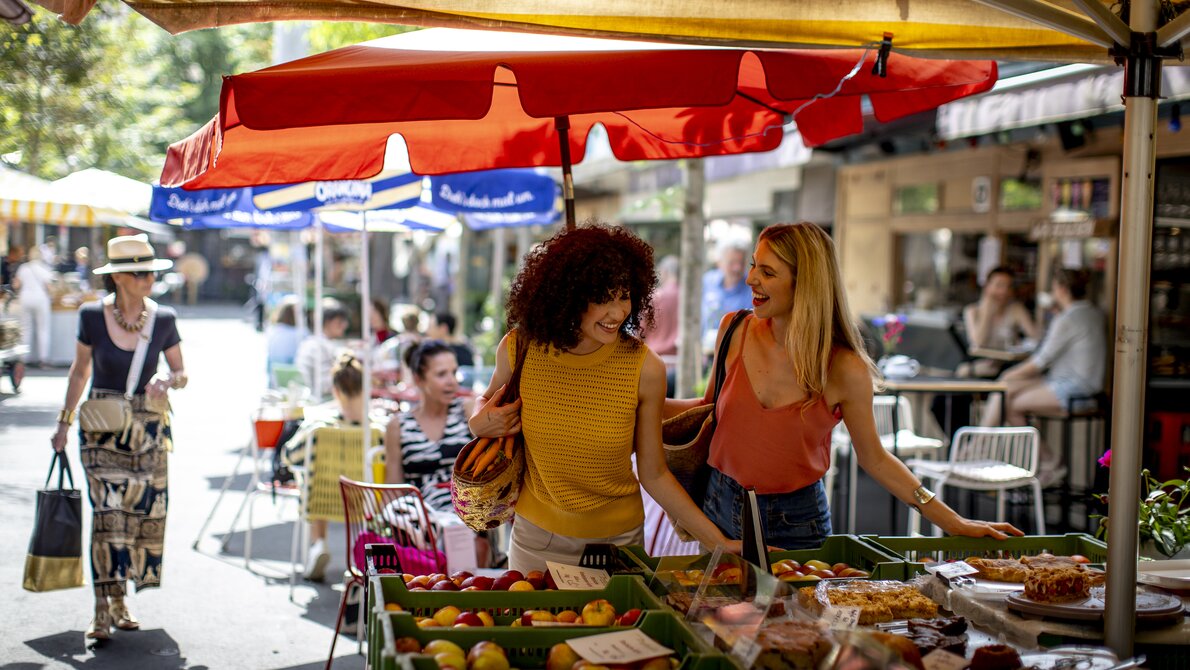 Zwei Frauen beim Einkaufen auf dem Kaiser Josef Markt in Graz. | © Graz Tourismus - Tom Lamm