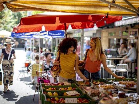 Zwei Frauen beim Einkaufen auf dem Kaiser Josef Markt in Graz. | © Graz Tourismus - Tom Lamm
