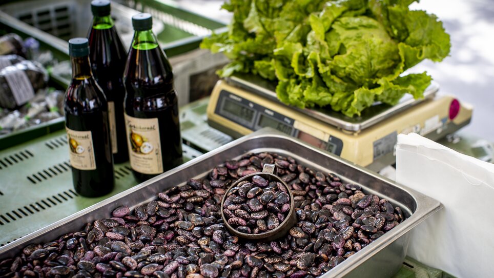 Bohnen und Salat auf dem Kaiser Josef Markt in Graz. | © Graz Tourismus - Tom Lamm