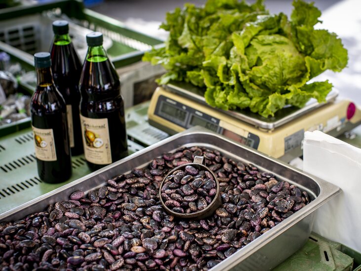 Bohnen und Salat auf dem Kaiser Josef Markt in Graz. | © Graz Tourismus - Tom Lamm