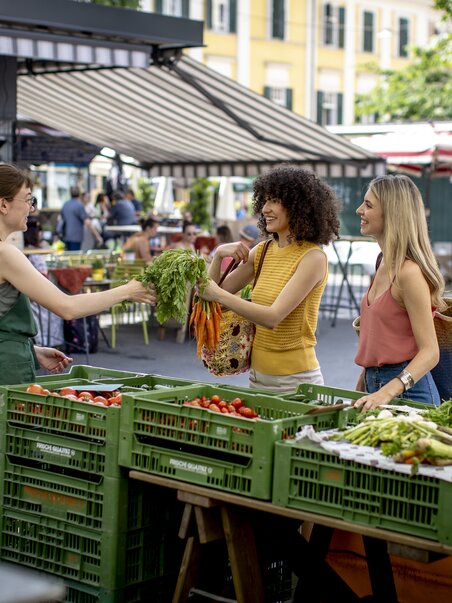 Due donne comprano verdure fresche al mercato Kaiser Josef. | © Graz Tourismus - Tom Lamm