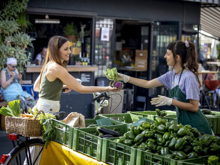Woman buying fresh vegetables at Kaiser Josef Market. | © Graz Tourismus - Tom Lamm