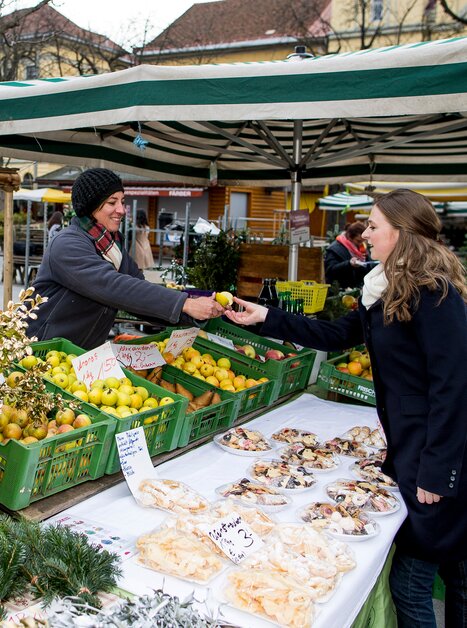 Marktgeschehen am Kaiser Josef Markt in Graz, mit frischem Obst und Gemüse. | © Graz Tourismus - Tom Lamm
