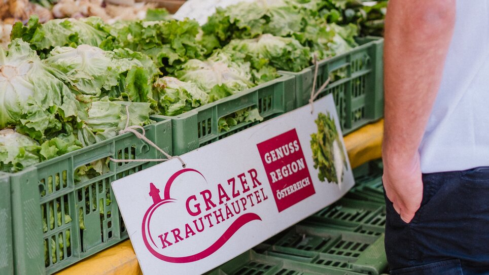 Market stall with fresh vegetables at the Kaiser Josef Market in Graz. | © 5komma5sinne - MotionAds