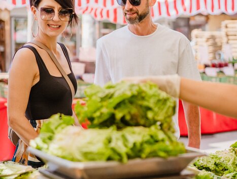 Paar kauft frisches Gemüse am Kaiser Josef Markt. | © 5komma5sinne - MotionAds