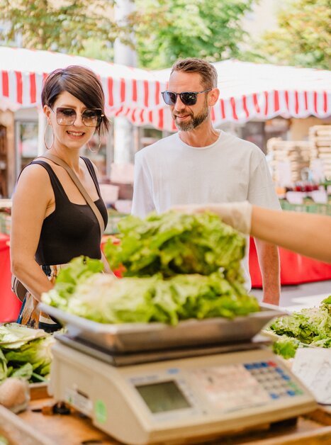 Couple buying fresh vegetables at Kaiser Josef Market. | © 5komma5sinne - MotionAds