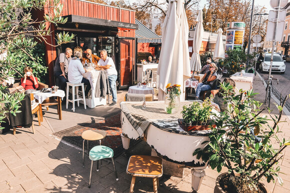 Belebter Bauernmarkt mit Ständen und Gästen in Graz. | © Janet Newenham_Journalist on the Run