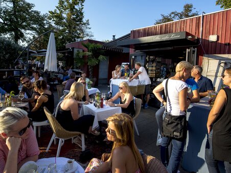 Menschen genießen das Wetter am Bauernmarkt am Lendplatz. | © Graz Tourismus - Tom Lamm