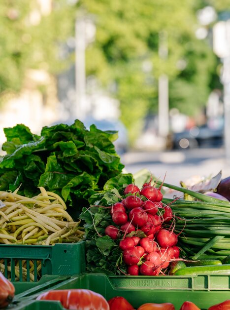 Frisches Gemüse auf dem Bauernmarkt am Lendplatz in Graz. | © Graz Tourismus - Mias Photoart