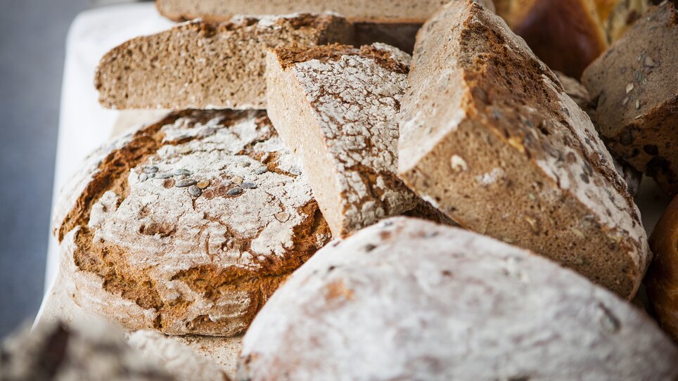 Eine Auswahl verschiedener Brote, darunter Vollkorn und rustikale Sorten. | © Graz Tourismus - Harald Eisenberger