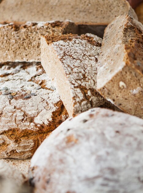 An assortment of various breads, including whole grain and rustic types. | © Graz Tourismus - Harald Eisenberger
