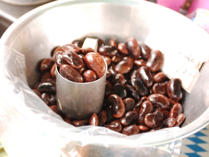 A bowl filled with Styrian beans and a measuring cup inside. | © Graz Tourismus - icegirl