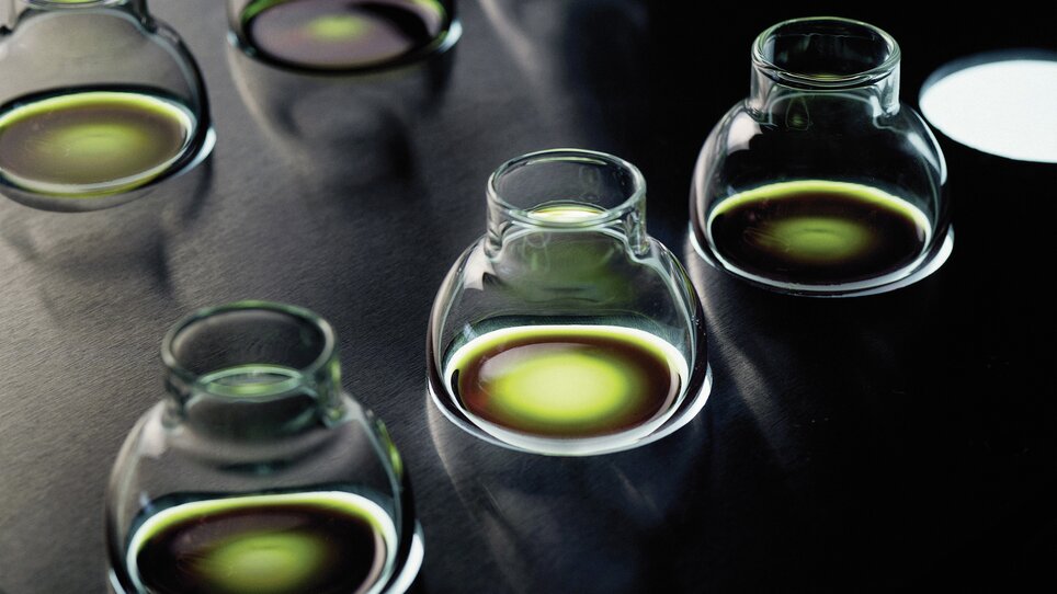 Eine Reihe transparenter Gläser mit steirischem Kürbiskernöl. | © Steiermark Tourismus